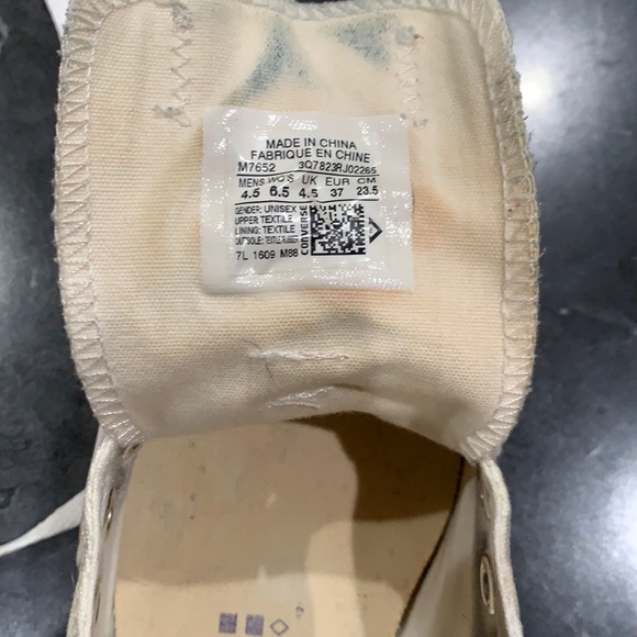❌ SOLD ❌ White Converse Shoes - Picture 2 of 5